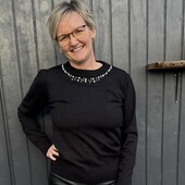 Bluse Sort M/ Perle Detaljer Langs Halsen "temmasz" - Saint Tropez