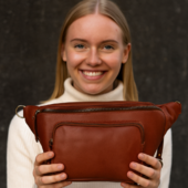 Style Paris I Mørkebrun. Flot Unisex Bumbag I Kraftigt Vintagelæder M. Stort Hovedrum Og Frontlomme