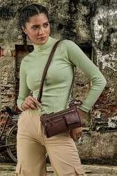 Style Ottawa I Brunt Læder. Skøn Mindre Kombineret Clutch, Skulder - Og Crossbodytaske Med Seks Rum Og Lommer., Klassisk Læderrem